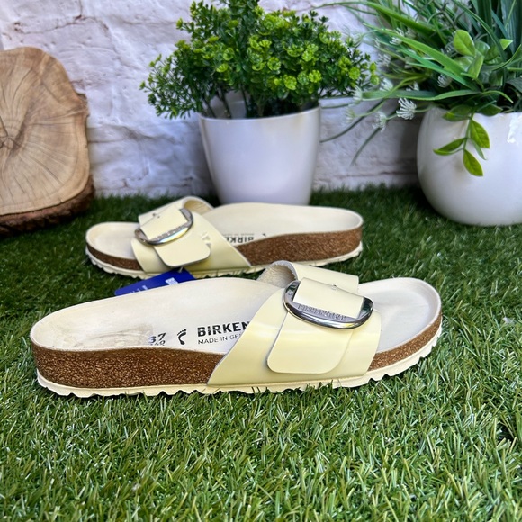 BIRKENSTOCK
Madrid Big Buckle
Natural Leather Patent
Yellow/High Shine Butter - Picture 14 of 17